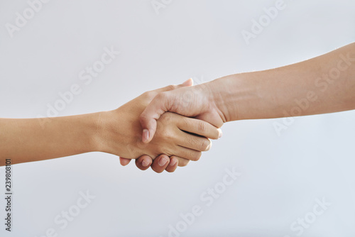 Fotografía Close-up image of man and woman shaking hands