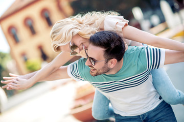 Canvas Print - Happy couple in city street