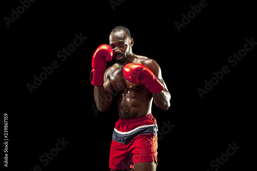Dekoracja na wymiar  rece-boksera-na-czarnym-tle-koncepcja-sily-ataku-i-ruchu-dopasuj-afroamerykanin