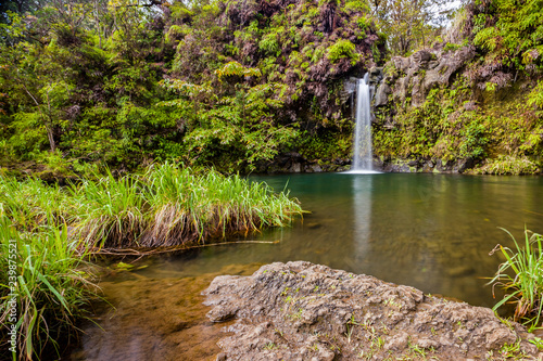 Fotomural Pua'a'ka'a Falls along the Road to Hana in Maui, Hawaii