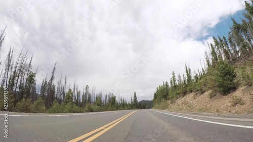 Fototapete - Driving on paved road in Rocky Mountain National Park.