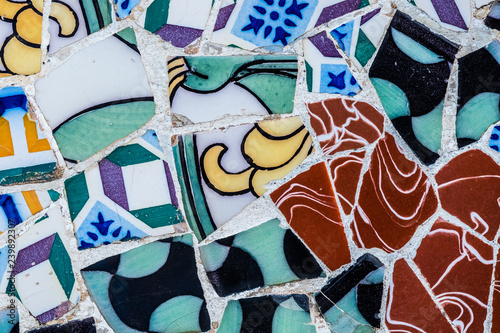 Naklejki Antoni Gaudí  plytki-mozaikowe-jasne-kolory-tla