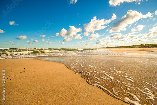 Zdjęcie XXL plaża Morza Bałtyckiego z błękitne niebo i chmury
