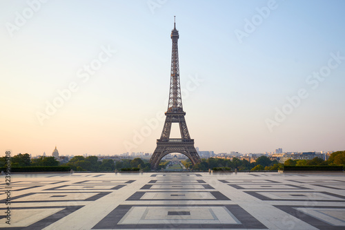 Fotomural  Eiffel tower, empty Trocadero, nobody in a clear summer morning in Paris, France