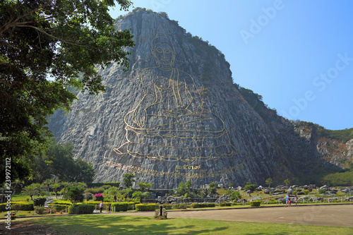 Foto Tourists walk in the Park on the background of the rock of the Golden Buddha in