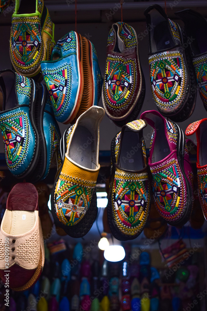 Tradycyjne marokańskie buty na targu - obrazy, fototapety, plakaty 