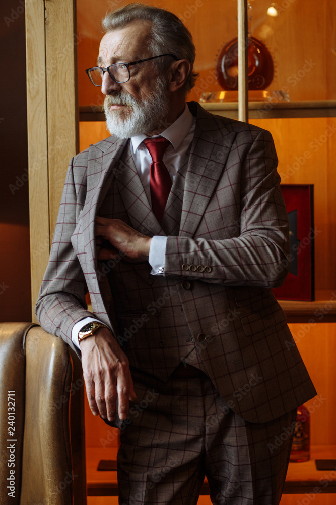 old men formal dress Grey haired male business owner dressed in wear and spectacles, suit with red tie, posing at luxury indoor interior, looking at camera, wellbeing, stock, money and prosperity concept Stock-foto 50 year old man dress style