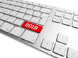 napis 2019 - szczęśliwego nowego roku napisane na klawiaturze do komputera
