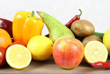 Fototapeta Kuchnia - Zdrowe jedzenie - warzywa i owoce - gruszka, jabłko, kiwi, cytryna i żółta papryka