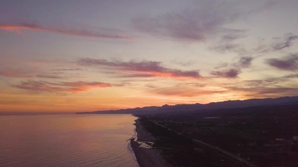 Wall Mural - Vista aerea di un tramonto rosso infuocato spettacolare in riva al mare calmo