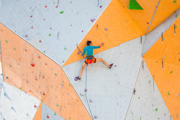 Poster - The climber trains on an artificial relief.