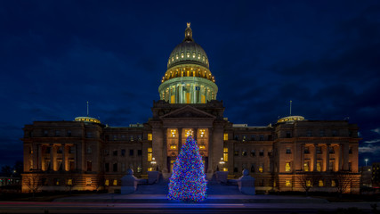 Wall Mural - Christmas tree at the Idaho State Capital building at night