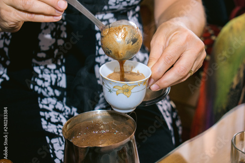 Fotografia traditional set of coffee cups, bosnia coffee, "fildžani", woman pouring traditi