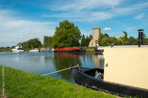 Fotografía Spring sunshine on boats moored by St Marys Church on the Gloucester & Sharpness