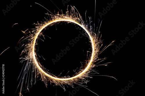 Fotografía beautiful sparkler in a circle on a black background