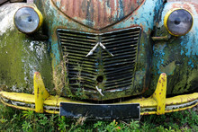 Front Eines Auto Oldtimer Citroen 2CV Grau Beige Blau Schwarz Alt Grunge Zerkratzt Schmutzig Rostig Vintage Farbig Lackiert