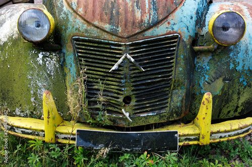 Fotomural Front eines Auto Oldtimer Citroen 2CV grau beige blau schwarz alt grunge zerkrat