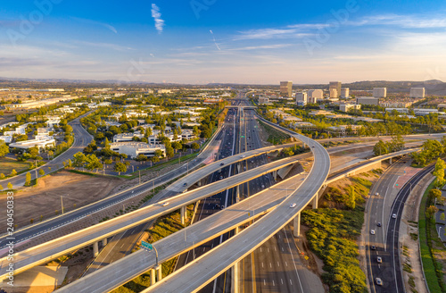 Fotomural Aerial view above a freeway in Orange County, California on a sunny day