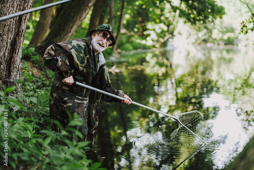 Fotografia Joyful aged angler enjoying his fishing weekend
