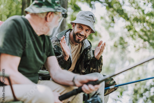Foto Emotional bearded man fishing with his elderly father