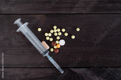 Fotografia A needle, a syringe and other drugs will make you a little happier