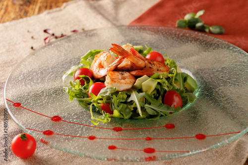 Fotografía Seafood caesar salad with shrimps, croutons, salad leaf, parmesan cheese and tomato