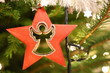 Ozdoby choinkowe - czerwona gwiazda z wyciętym aniołkiem na choince - Boże Narodzenie