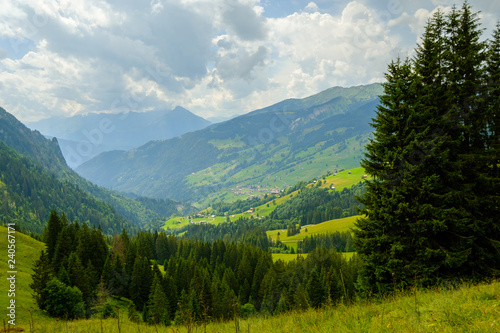 Foto Summer time mountain nature panoramic landscape near Habkern, Switzerland