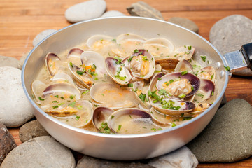 Wall Mural - Mussels in a frying pan on stones