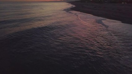 Wall Mural - Vista aerea di un tramonto rosso infuocato spettacolare in riva al mare calmo
