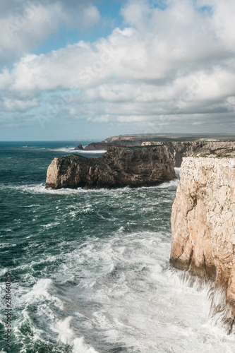 Fotografia Beautiful view of the Atlantic Ocean and coastal cliffs off the coast of Portugal on a sunny day