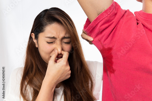 男性の脇汗に鼻をつまむ女性 Stock Photo Adobe Stock