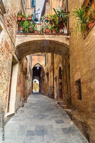 medieval-narrow-street-vicolo-delle-scotte-in-siena-tuscany-italy