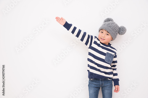 指差しをする子供 Adobe Stock でこのストック画像を購入して 類似の画像をさらに検索 Adobe Stock 指差しをする子供 Adobe Stock でこのストック画像を購入して 類似の画像をさらに検索 Adobe Stock