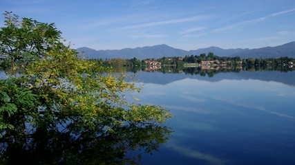 Canvas Print - Lago di Monate und Alpen in Norditalien