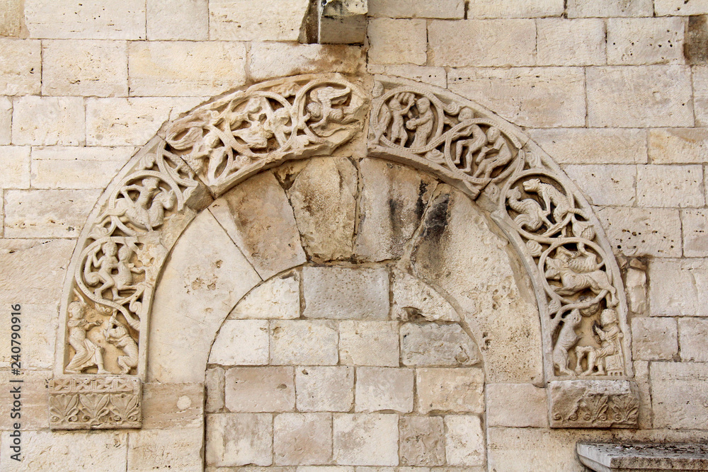 Cattedrale di Barletta; arco con rilievi di un portale ora murato - obrazy, fototapety, plakaty 