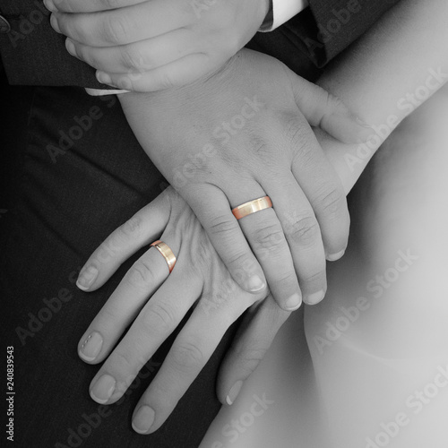 Monochromes Bild Von Haltenden Handen Eines Hochzeitspaares Mit Goldenen Eheringen Kaufen Sie Dieses Foto Und Finden Sie Ahnliche Bilder Auf Adobe Stock Adobe Stock