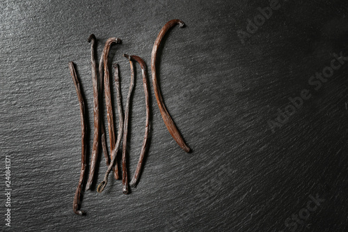Fotomural Aromatic vanilla sticks on dark background