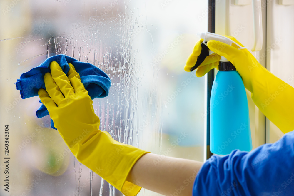 Gloved hand cleaning window rag and spray - obrazy, fototapety, plakaty 