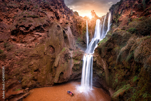 Fotomural Ouzoud Waterfalls ( Cascades d'Ouzoud ) located in the Grand Atlas village of Tanaghmeilt, in the Azilal province in Morocco, Africa