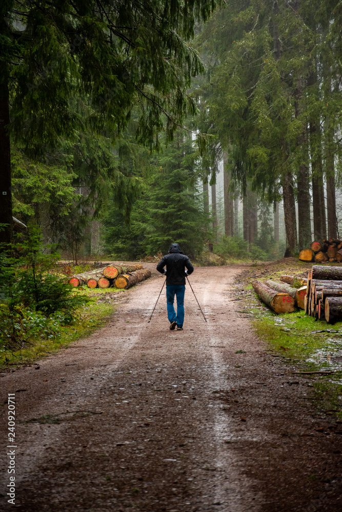 Wanderer auf einem nassen Waldweg im Schwarzwald