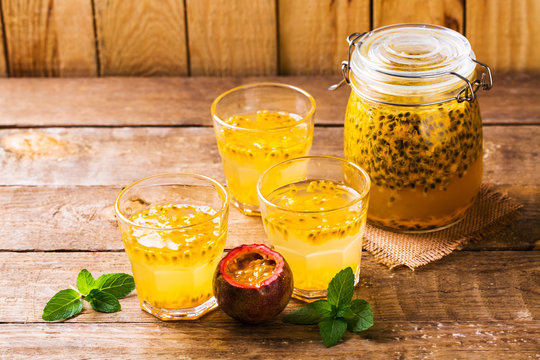 Fototapete - Passion fruit drinks. Homemade passion fruit in a glass jar and glasses