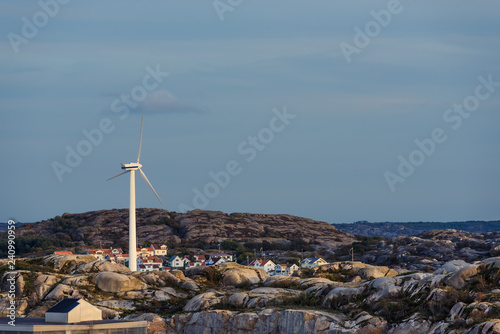 Zdjęcie XXL Zobacz w nadmorskim mieście na wyspie o zachodzie słońca w lecie. Wieża turbiny na pierwszym planie.