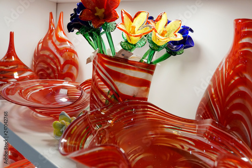 Fotomural typisch maltesische Glaskunst - Glasblumen, Schalen und Vasen
