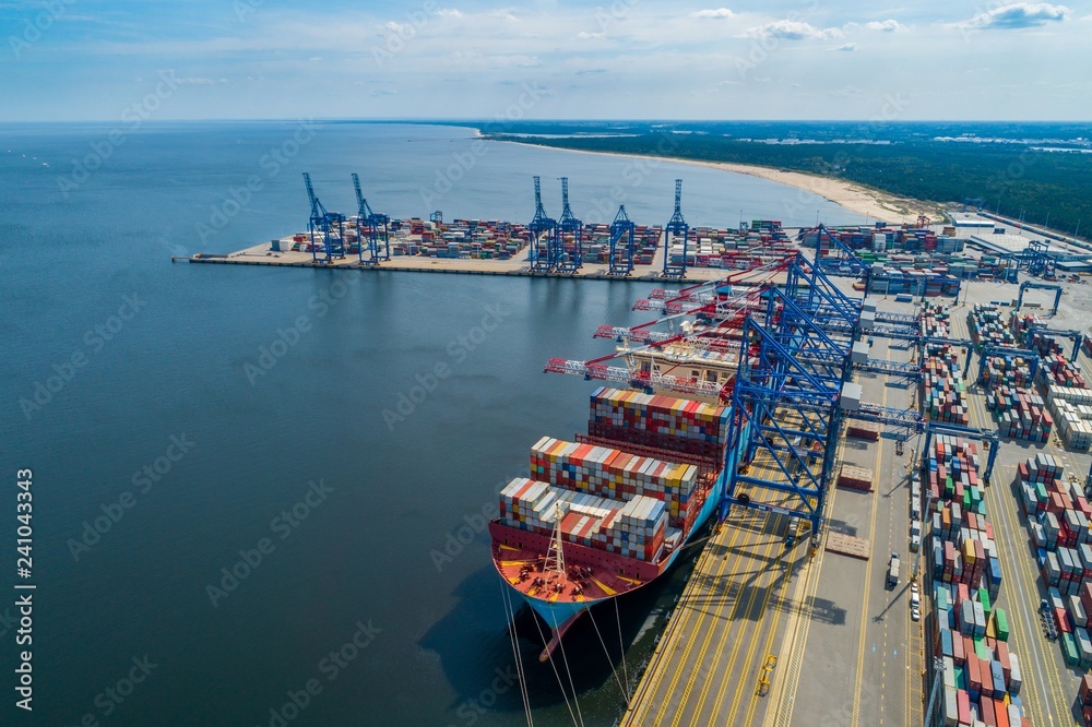 Port morski transportowy ze statkiem kontenerowcem - obrazy, fototapety, plakaty 