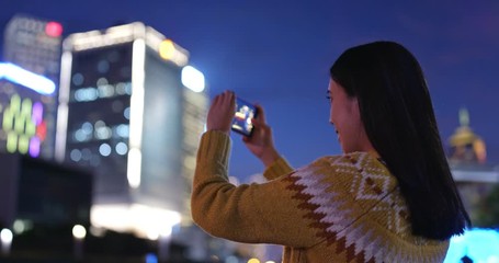 Poster - Woman take photo of the city at night