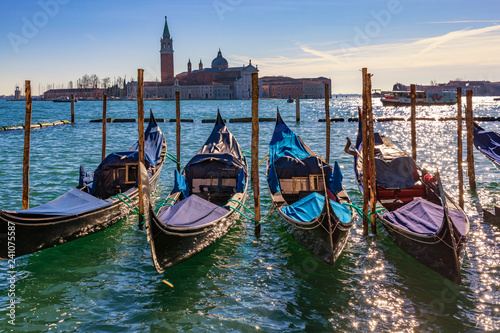 Plakat Słoneczny dzień na placu San Marco, Wenecja, Włochy. Canal Grande w Wenecji. Architektura i zabytki Wenecji. Pocztówka wenecka z gondolami weneckimi