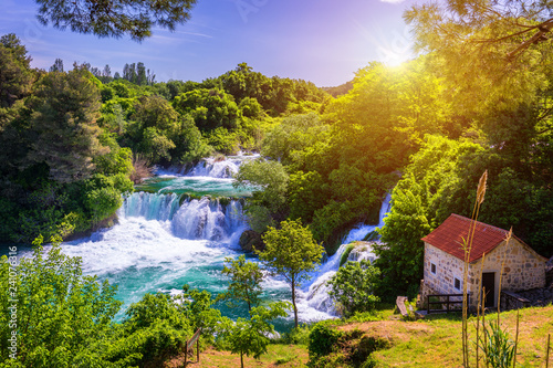 Fototapeta na szkło Wodospady Krka, Park Narodowy, Dalmacja, Chorwacja. Widok na Park Narodowy Krka, lokalizacja Roski Slap, Chorwacja, Europa. Piękny świat krajów śródziemnomorskich. Koncepcja tło podróży.