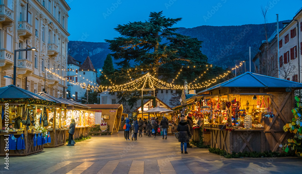 Merano Christmas market in the evening, Trentino Alto Adige, northern Italy. - obrazy, fototapety, plakaty 