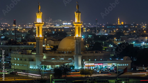Fotomural Dubai skyline with Mosque illuminated at night timelapse